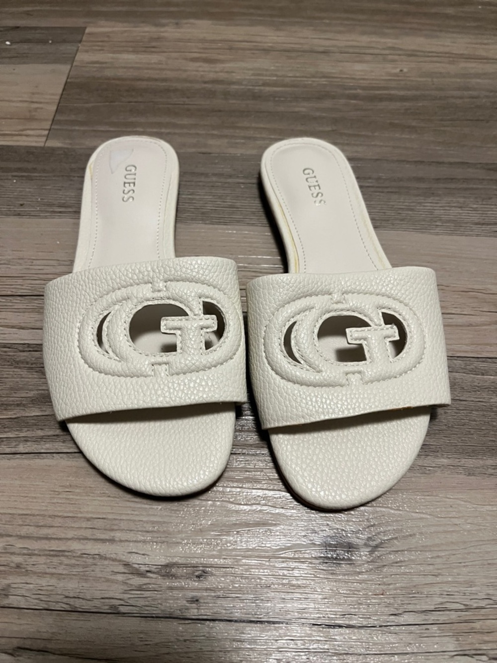 Guess Tashia Womens Slide Sandal Cream Faux Leather US Size 5 Medium